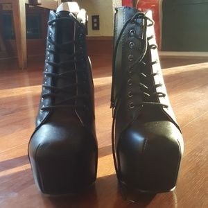 Black Hi-ankle boots